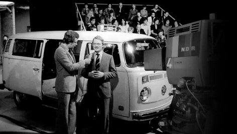 Adolfas Kalberlahas su hibridiniu ateities taksi Niujorke 1976 metais. (Volkswagen nuotrauka)