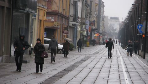 Lietingas &scaron;e&scaron;tadienis Laisvės alėjoje