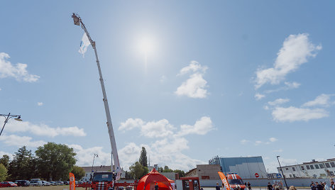 Ugniagesiai iškėlė Jūros šventės vėliavą. Taip iškilmingai pradėta šventė