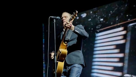 Bryano Adamso koncertas Rygoje