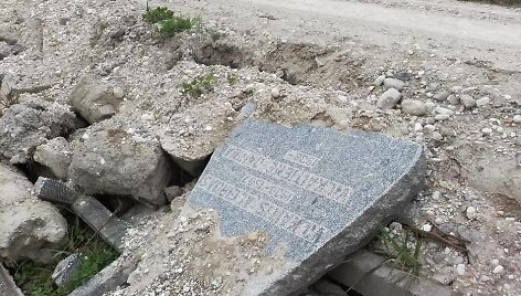 Mastaičiuose kelio &scaron;laitai tvirtinami antkapiais