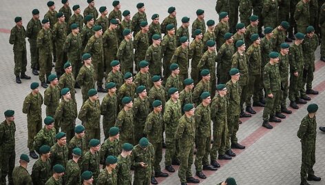 Į atsargą i&scaron;leisti paskutiniai 2015 m. &scaron;aukimo nuolatinės privalomosios pradinės karo tarnybos kariai