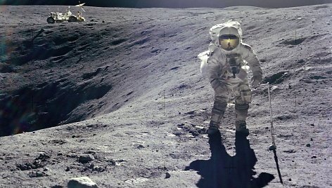 „Apollo 16“ misijos astronautas Charlesas Duke'as renka uolienų pavyzdžius moksliniams tyrimams