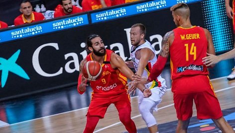 Ricky Rubio užtvarą stato Willy Hernangomezas