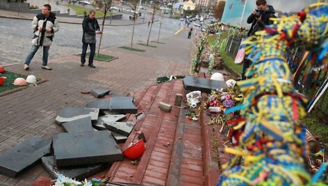 Ukrainoje nuniokotas paminklas Maidano didvyriams