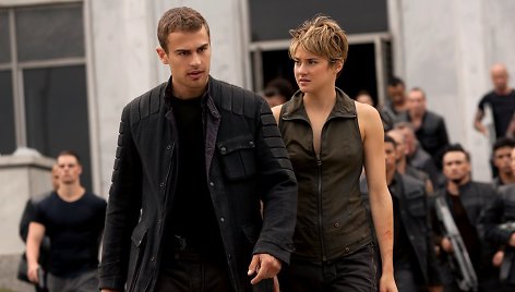 Theo Jamesas ir Shailene Woodley filme „Insurgentė“ 