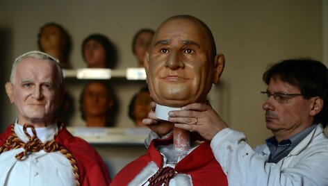 Būsimųjų &scaron;ventųjų Jono XXIII ir Jono Pauliaus II va&scaron;kinės figūros