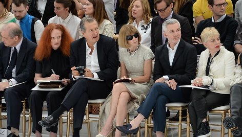 Grace Coddington, Mario Testino, Anna Wintour ir Bazas Luhrmannas su žmona Catherine Martin