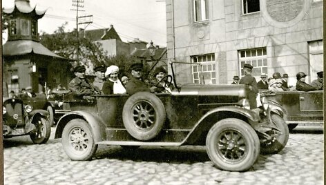 &bdquo;Klaipėdos automobilių ir motoračių klubo&ldquo; nariai renkasi į startą. 1926 m. gegužės mėn.