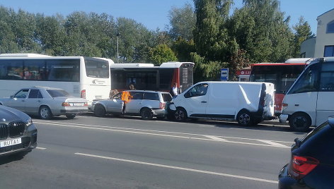 Panevėžyje į avariją pateko „Renault“, VW bei autobusai – miesto ir tarpmiestinis