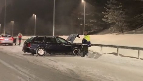 Vilniuje „Audi“ atsitrenkė į atitvarus