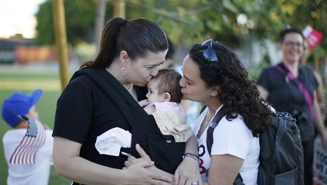 Kalifornijoje atmestas reikalavimas uždrausti tos pačios lyties asmenų santuokas.