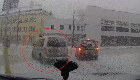 Policijos pareigūnai Kaune nusprendė nelaukti, kol pasuks prie&scaron;ais buvęs automobilis