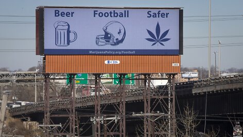 Reklaminis stendas JAV, teigiantis, kad marihuana sveikatai kelia mažesnį pavojų nei alkoholis ar amerikieti&scaron;kas futbolas. reuters
