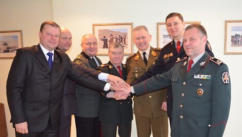 Pasira&scaron;ymo ceremonija: i&scaron; kairės - Policijos departamento prie VRM vadovas Policijos generalinis komisaras Saulius Skvernelis, Vadovybės apsaugos departamento prie VRM direktorius vidaus tarnybos generolas Rymantas Mockevičius, Muitinės departamento prie FM generalinis direktoriaus pavaduotojas vykd