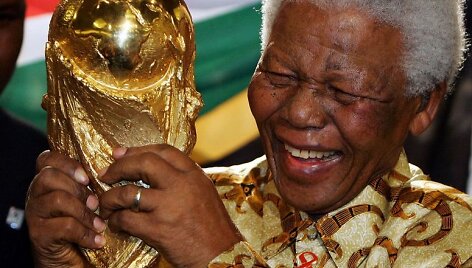 Nelsonas Mandela laiko FIFA Pasaulio futbolo taurės trofėjų (2010 m.)