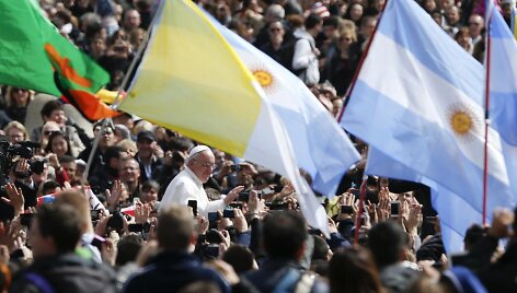 Velykų i&scaron;kilmės &Scaron;v. Petro aik&scaron;tėje