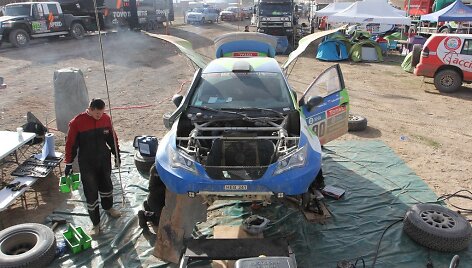 Mechanikai remontuoja &bdquo;SEAT Leon Dakar&ldquo; prie&scaron; 6 GR