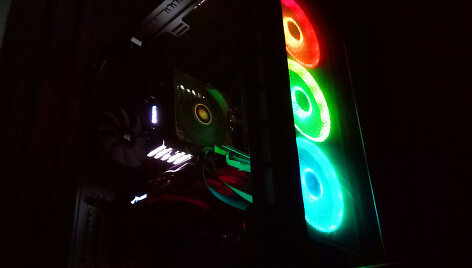 &bdquo;Crystal 680X RGB&ldquo; tamsoje atrodo gerai