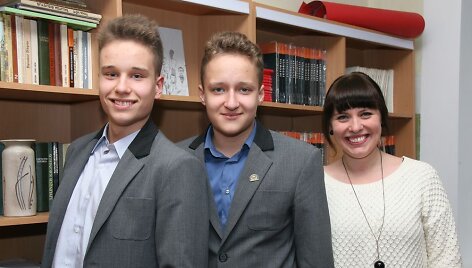 Nacionalinio jaunimo debatų turnyro nugalėtojai &ndash; Didždvario gimnazijos debatų klubo komandos nariai J. &Scaron;atas (kairėje) ir L. Vinkleris su Debatų klubo vadove G. Morkūnaite