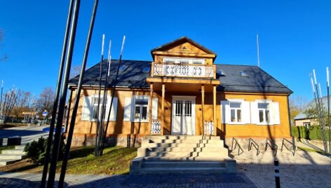 I&scaron;gražėjęs buvęs geležinkelio policininko namas