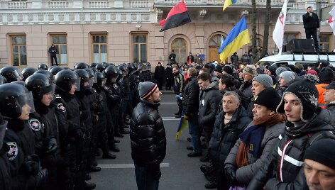 Protestuotojai ir policininkai prie Ukrainos parlamento 