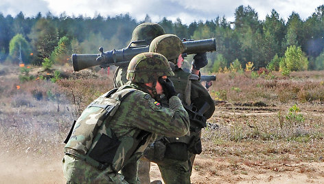 Kariai šaudo iš prieštankinio granatsvaidžio „Carl Gustaf“