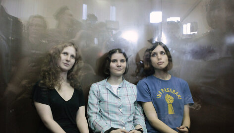 Members of the female punk band "Pussy Riot" (R-L) Nadezhda Tolokonnikova, Yekaterina Samutsevich and Maria Alyokhina sit in a glass-walled cage after a court hearing in Moscow, August 17, 2012. A judge sentenced three women who staged an anti-Kremlin protest on the altar of Moscow's main Russian Or