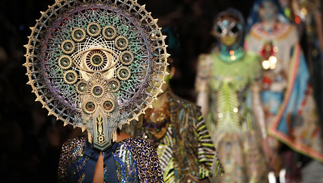 &bdquo;Manish Arora&ldquo; kolekcijos modelis Paryžiuje