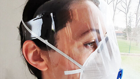Kretingi&scaron;kiai sukūrė apsauginius skydelius i&scaron; skaidrinto PET. Skaičiuojama, kad esant poreikiui, tokių skydelių būtų galima pagaminti ir 100 tūkst. vienetų per dieną.