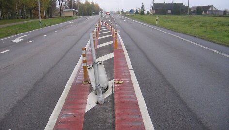 Vietoje, kurioje buvo pavogtas mirksintis žibintas, netrukus automobiliu buvo sugadinta saugumo salelė