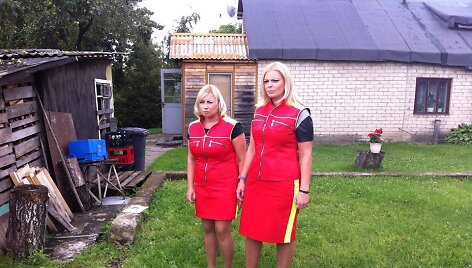 Viltė Stankutė-Butkienė (nuotraukoje &ndash; de&scaron;inėje) džiaugėsi darbu televizijoje, kur dirbdama padėjo spręsti konfliktus paprastiems žmonėms.
