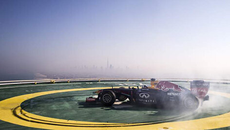 &bdquo;Red Bull Racing&ldquo; bolidas ant &bdquo;Burj Al Arab&ldquo; straigtasparnių nusileidimo aik&scaron;telės