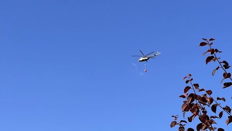 Kauniečio užfiksuotas kariuomenės sraigtasparnis, gabenantis vandenį