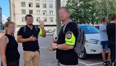 Policijos dialogo grupėje dirbęs pareigūnas vėliau renginyje pastebėtas be šio raiščio ir imtas viešai kaltinti dėl riaušių provokavimo.