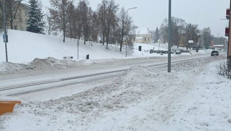 Nuo trečiadienio ryto miestą ir rajoną užgriuvusi sniego stichija sukėlė ne tik transporto paralyžių, bet ir neregėtą gyventojų pykčio bangą. Gyventojai dalijasi nuotraukomis socialiniuose tinkluose ir negaili priekai&scaron;tų rajono valdžiai ir miesto tvarkytojams.