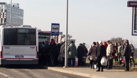 Į Karveli&scaron;kių kapines važiuojantys autobusai perpildyti.