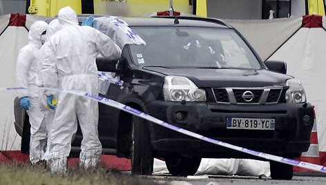 Belgijos policija apžiūri terorizmu įtariamo sulaikytojo automobilį