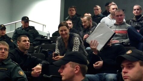 &bdquo;Lapinų&ldquo; gaujos byla teisme: konvojaus pareigūnų ir kaltinamųjų apsuptyje advokatė jautėsi puikiai.