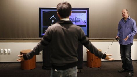 Žmogus išbando „Xbox One“ skirtą naująjį valdiklį „Kinect 2“
