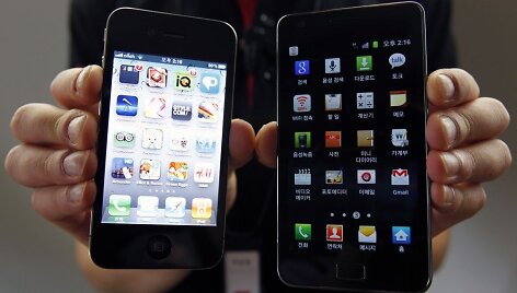 I&scaron;manieji telefonai &bdquo;iPhone 4&ldquo; (kairėje) ir &bdquo;Galaxy S2&ldquo;. 