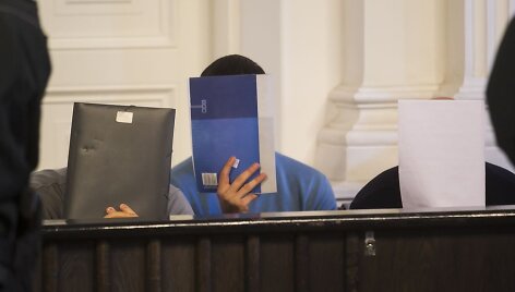 Suimti kaltinamieji slėpė veidus
