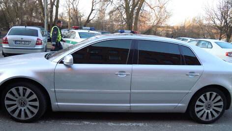 Policijos sulaikytas automobilis, tamsintais stiklais