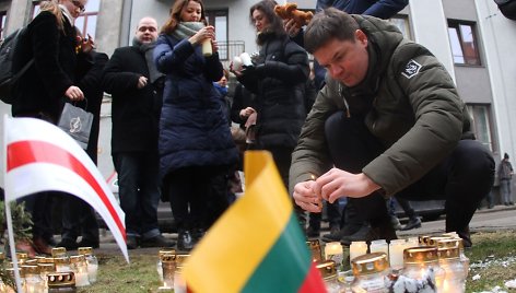 Žvakutės pagerbiamas Kijeve žuvusių žmonių atminimas prie Ukrainos ambasados Vilniuje