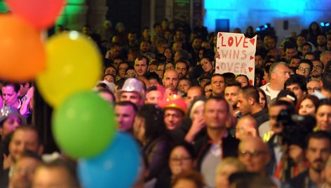 Tūkstantis žmonių sveikino Maltos parlamento sprendimą įteisinti vienalytčių porų civilines partnerystes ir įsivaikinimą