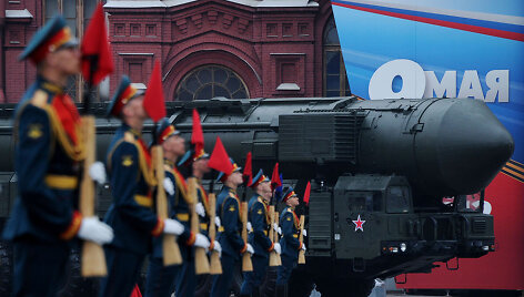 Vežama Rusijos &bdquo;Topol&ldquo; balistinė raketa