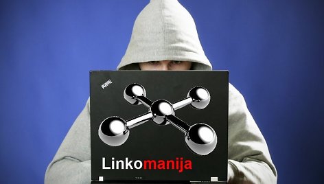 Žmogus dirba su kompiuteriu, ant kurio yra „Linkomanijos“ logotipas