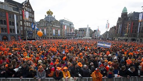 Prie Nyderlandų karaliaus rūmų susirinkę žmonės