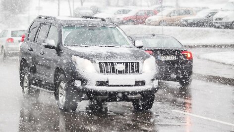 Pavasari&scaron;ką saulę Vilniuje vėl pakeitė sniegas 