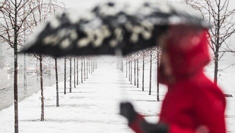 Pavasari&scaron;ką saulę Vilniuje vėl pakeitė sniegas 